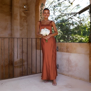 Elegantes rostrote Satin-Maxikleid mit quadratischem Ausschnitt und bodenlangem Schnitt
