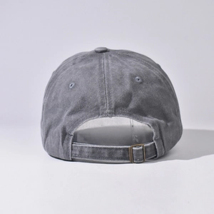Vista posteriore dettagliata di un cappello da baseball in cotone grigio lavato