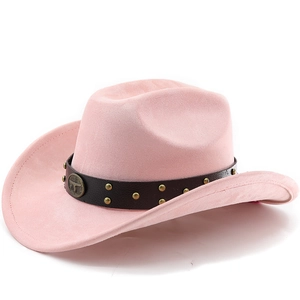 Détail du chapeau de cowboy rose avec bande en cuir brun, emblème de taureau et clous dorés