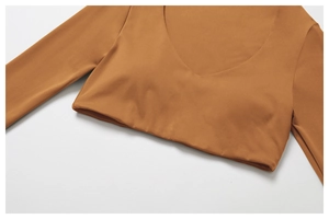 Détail du haut court de yoga caramel avec col en V profond et coussinets de poitrine