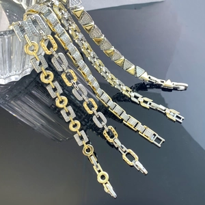 Bracciali a catena geometrica bicolore con micro pavé di cristalli in stile urban chic