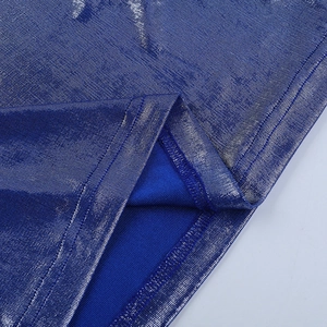 Detailansicht der glänzenden metallisch blauen Stoffstruktur und feinen Naht des Kleides