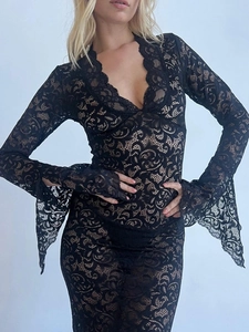 Robe longue sexy en dentelle noire avec décolleté en V profond et manches évasées