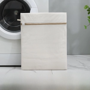 Detail view of a beige fine mesh laundry bag with 50x60cm dimensions and zipper guard