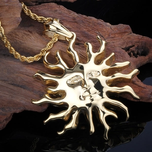 Pendentif visage de soleil vintage en acier titane doré avec chaîne torsadée