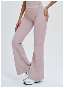 Détail de profil d'un pantalon de yoga évasé taille haute couleur mauve avec large ceinture