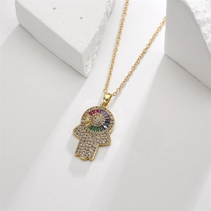 Collier main de Fatma dorée avec pendentif œil maléfique en zircon coloré sur blanc