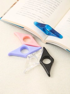 Cinque supporti per pagine di libri in acrilico colorato per una lettura facile