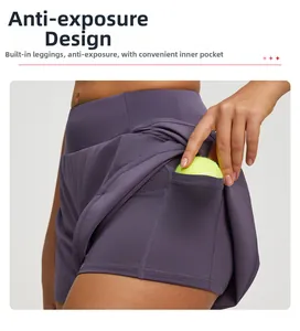 Détail de la jupe-short de sport violette avec legging interne et poche de tennis latérale