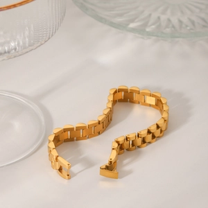 Détail d'un bracelet en acier inoxydable doré 18 carats avec maillons classiques et fermoir boucle