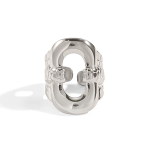 Macro di anello argento con trama a serpente e design a catena su sfondo bianco