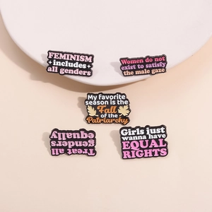 5er-Set feministische Emaille-Anstecknadeln mit bunten Slogans auf Keramik
