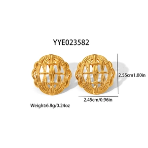 Vue détaillée de boucles d'oreilles géométriques dorées avec dimensions et données de poids