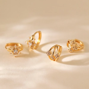 Klassische 18K vergoldete Zirkonia-Creolen mit Sonnenstrahl- und Blumen-Design