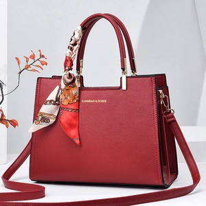 Bolso elegante de cuero rojo oscuro para bodas con pañuelo de seda y letras de oro