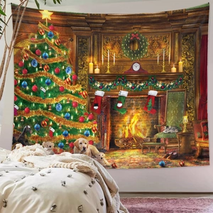Weihnachtlicher Wandteppich mit Kamin, geschmücktem Baum und Golden Retriever Motiv