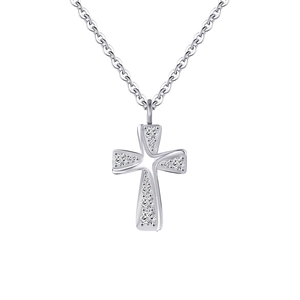 Exquis collier croix en argent sterling S925 avec zircons pavés sur fond blanc neutre
