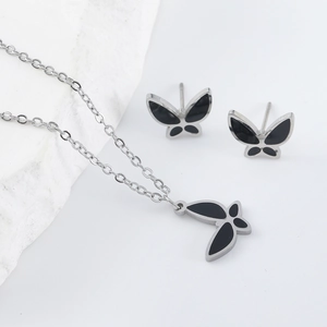Set collana e orecchini a farfalla in argento con intarsio nero su pietra bianca