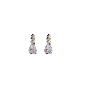 Boucles d'oreilles minimalistes en argent avec zircon goutte et trois petites perles sur blanc