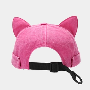 Bonnet docker rose avec oreilles de chat montrant la sangle réglable et le tissu coton