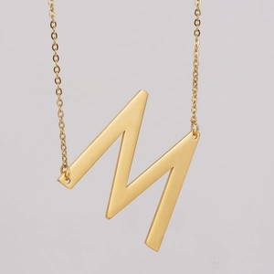 Collar minimalista de acero inoxidable chapado en oro de 18K con colgante letra M