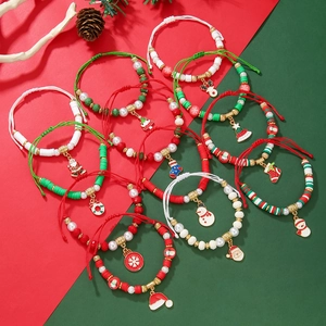 Détail macro de bracelets de Noël réglables avec breloques festives et perles en argile