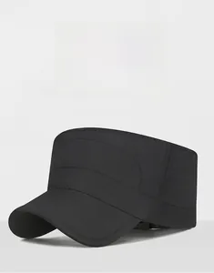 Detailansicht der schwarzen, leichten, wasserdichten Flat Top Cap für Herren