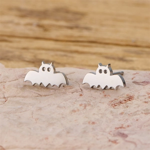 Paire de boucles d'oreilles chauve-souris en acier inoxydable argenté sur pierre