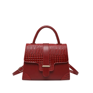 Sac à main rouge foncé en cuir embossé crocodile avec poignée et finitions dorées