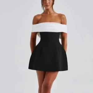 Vue détaillée de la mini robe bustier bicolore avec nœud et coupe ajustée pour femmes