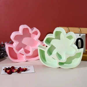 Detalle de los moldes de silicona con forma de flor para bandejas en rosa y verde