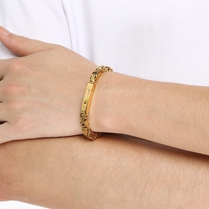 Gros plan d'un bracelet byzantin doré porté au poignet d'un homme pour les détails