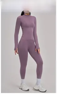 Detailansicht des lila Yoga-Sets mit schmaler Passform und Stehkragen-Reißverschlussjacke