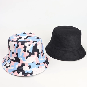 Détail de l'ensemble de deux bobs avec motif camouflage coloré et design noir classique