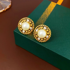 Gros plan détaillé de boucles d'oreilles vintage en perles et diamants sur écrin