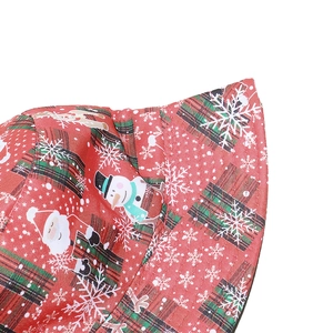 Détail du chapeau bob de Noël rouge montrant les motifs bonhomme de neige et le tissu