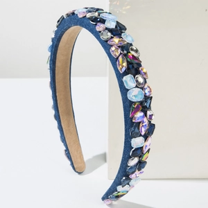 Serre-tête chic en denim bleu avec cristaux baroques colorés sur piédestal blanc épuré