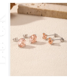 Macro-opname van 925 zilveren champagne zirkoon oorknopjes met klassieke 4-klauw zetting