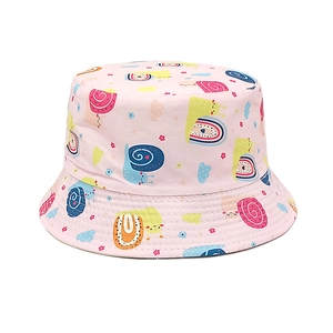 Gros plan du chapeau bob rose pour enfants avec motifs escargots et nuages colorés