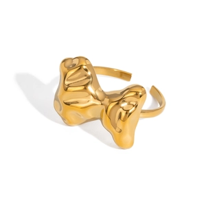 Détail macro d'une bague dorée fluide irrégulière avec surface métallique polie
