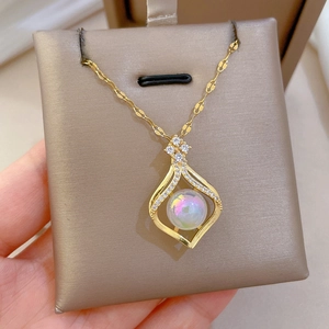 Titanstahl-Halskette in Gold mit einem Rauten-Opal-Anhänger und Zirkon-Besatz in der Hand