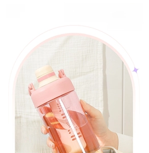 Detail of 1000ml pink gradient water bottle with straw and portable handle