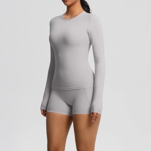 Détail du haut de yoga gris à manches longues et du short taille haute sans couture