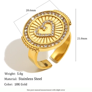 Détail macro de la bague coeur réglable en acier inoxydable plaqué or 18 carats et cristaux