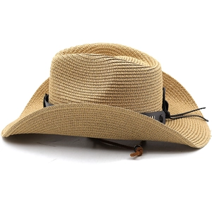 Dettaglio cappello da cowboy in paglia con fascia borchiata e sottogola