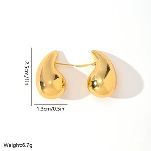Macro shot of gold teardrop earrings showing 2.5cm size and 6.7g weight specifications