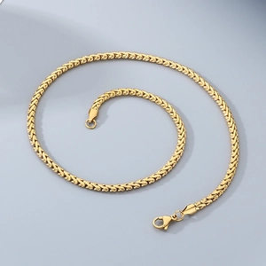Dettaglio del bracciale a catena in acciaio inossidabile dorato con chiusura a moschettone