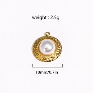Vue détaillée d'un pendentif rond en acier doré avec perle blanche et dimensions précises