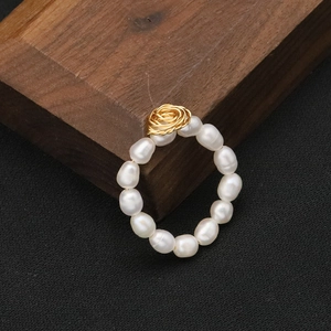 Anello di perle barocche d'acqua dolce con rosa in filo dorato fatta a mano su legno