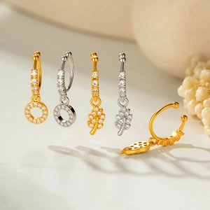 Lot de créoles dorées et argentées avec pendentifs en feuille et zircone cubique